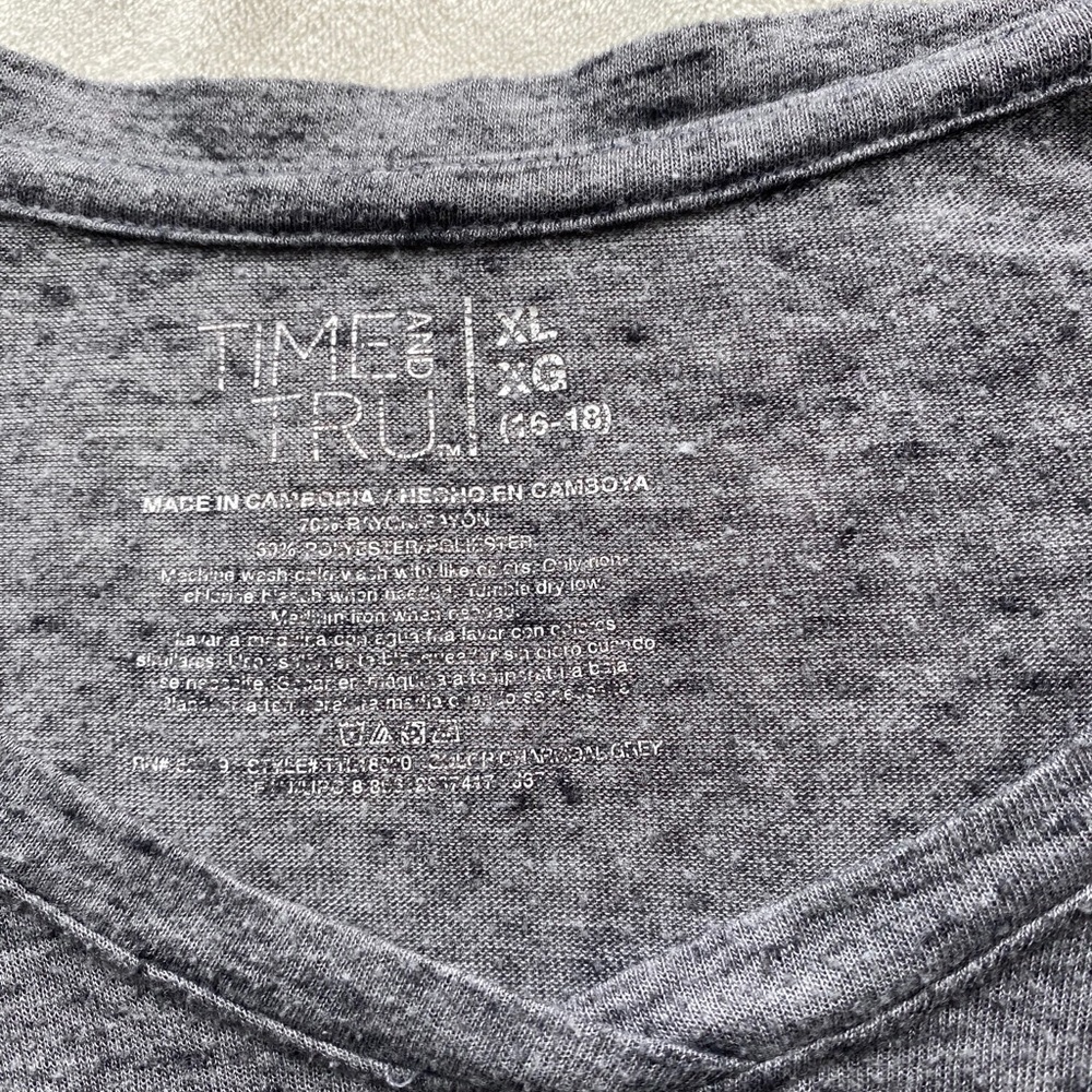 Time & Tru grey tee, tied, slouchy pocket